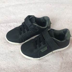 Black leather tennis shoes